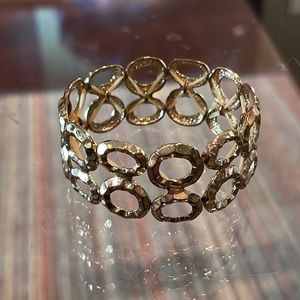 Metallic bracelet that stretches